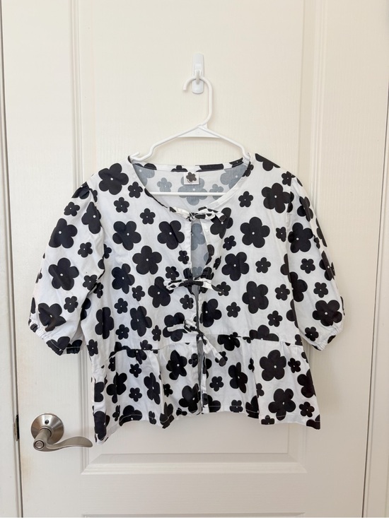 Isabella Eve Apparel Tops - Isabella Eve Apparel Black and White Daisy Tie Front Top
